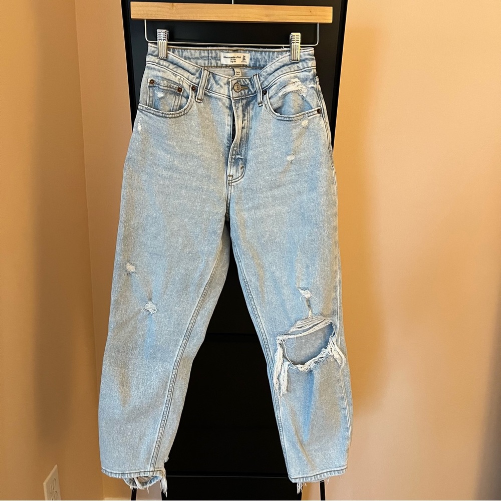 Abercrombie & Fitch The Mom High Rise Jeans Light Wash Distressed Size 00/24